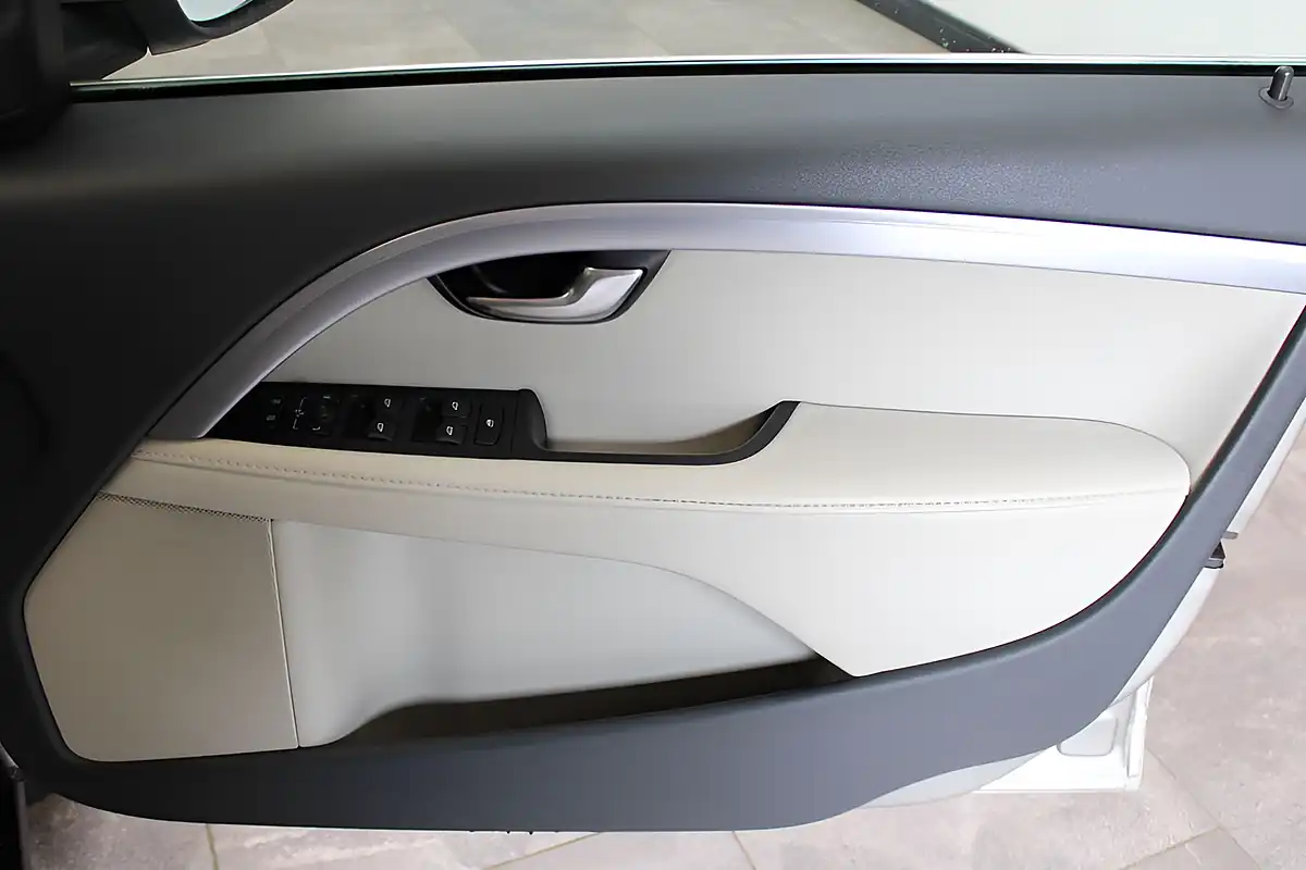 Used 2014 Volvo XC70 Se Lux Gold - Interior and Exterior details 17