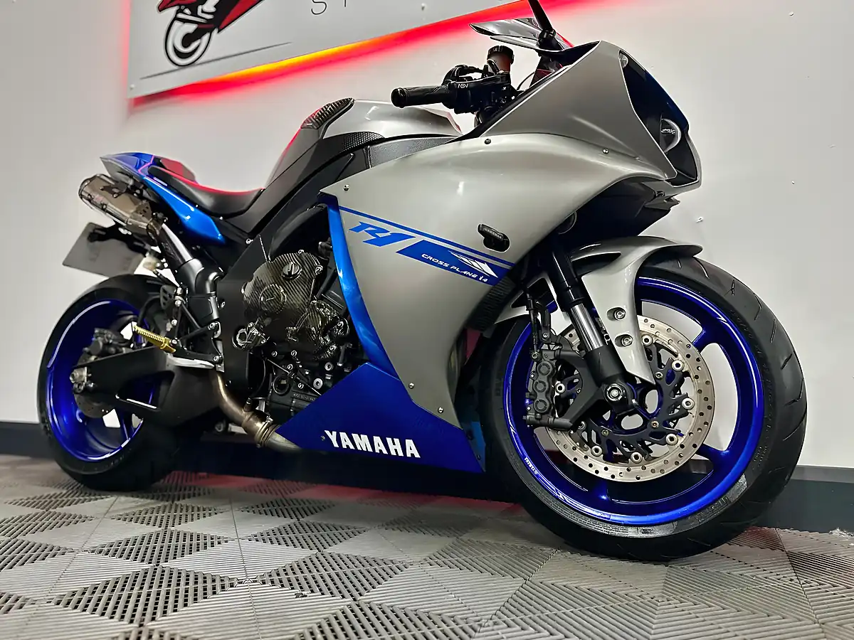 Used 2014 Yamaha R1 Super Sports Blue - Interior and Exterior details 18