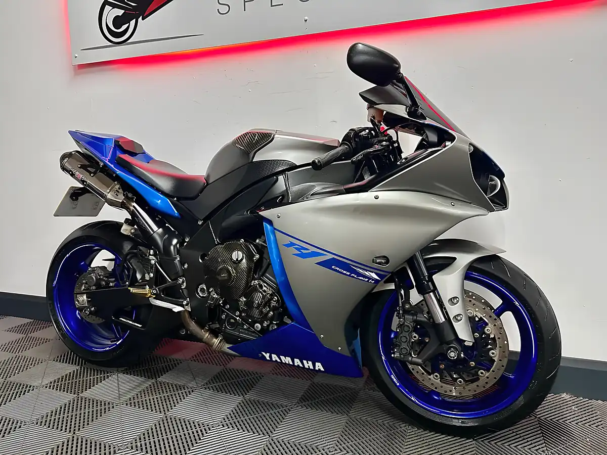 Used 2014 Yamaha R1 Super Sports Blue - Interior and Exterior details 19