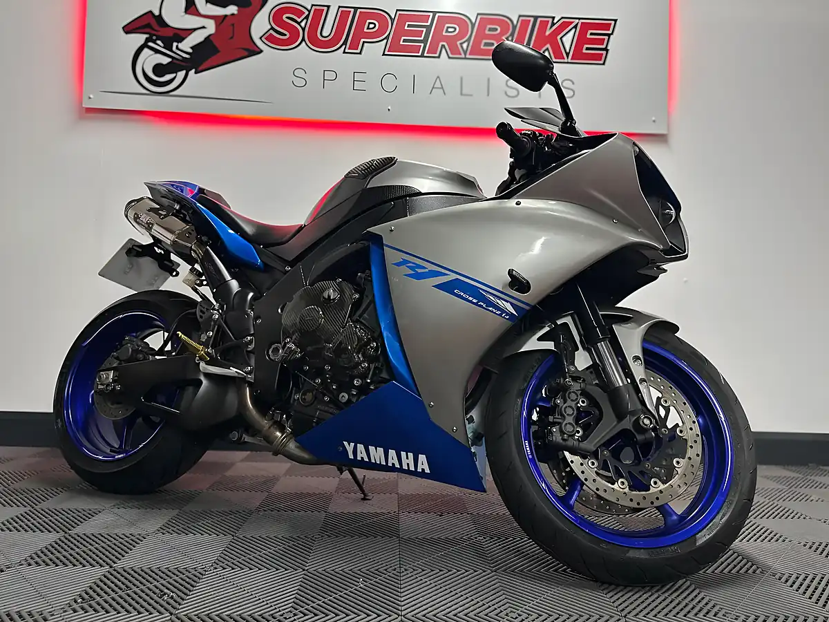Used 2014 Yamaha R1 Super Sports Blue - Interior and Exterior details 20