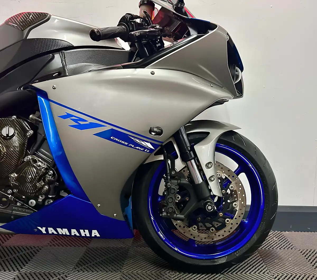 Used 2014 Yamaha R1 Super Sports Blue - Interior and Exterior details 6
