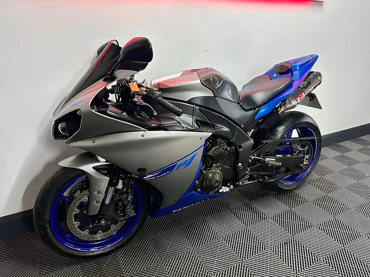 Used 2014 Yamaha R1 Super Sports Blue - Interior and Exterior details 9