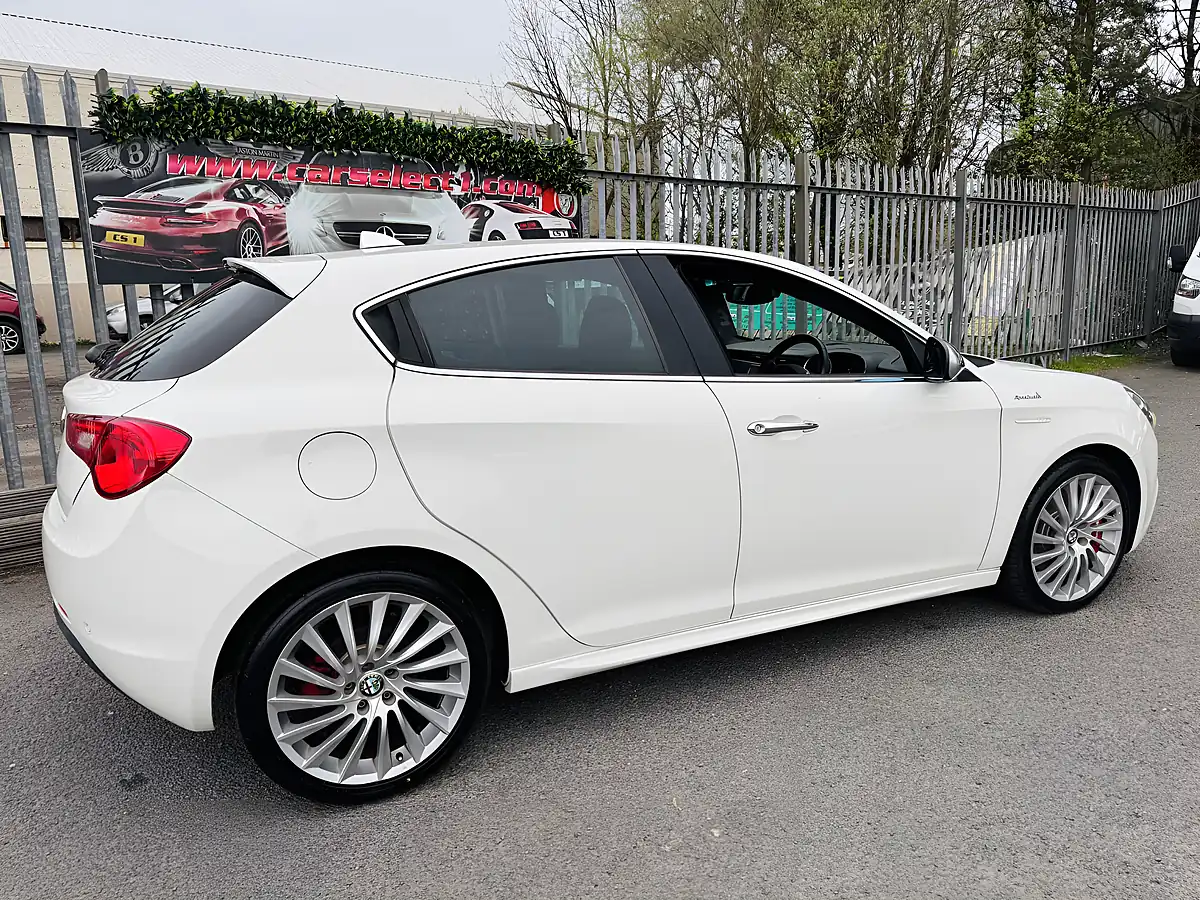 Used 2015 Alfa Romeo Giulietta Sportiva Nav White - Interior and Exterior details 5