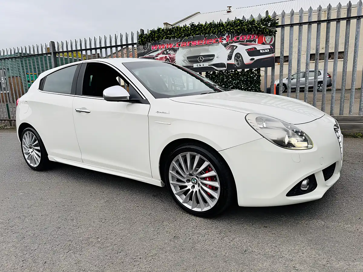 Used 2015 Alfa Romeo Giulietta Sportiva White - Front View