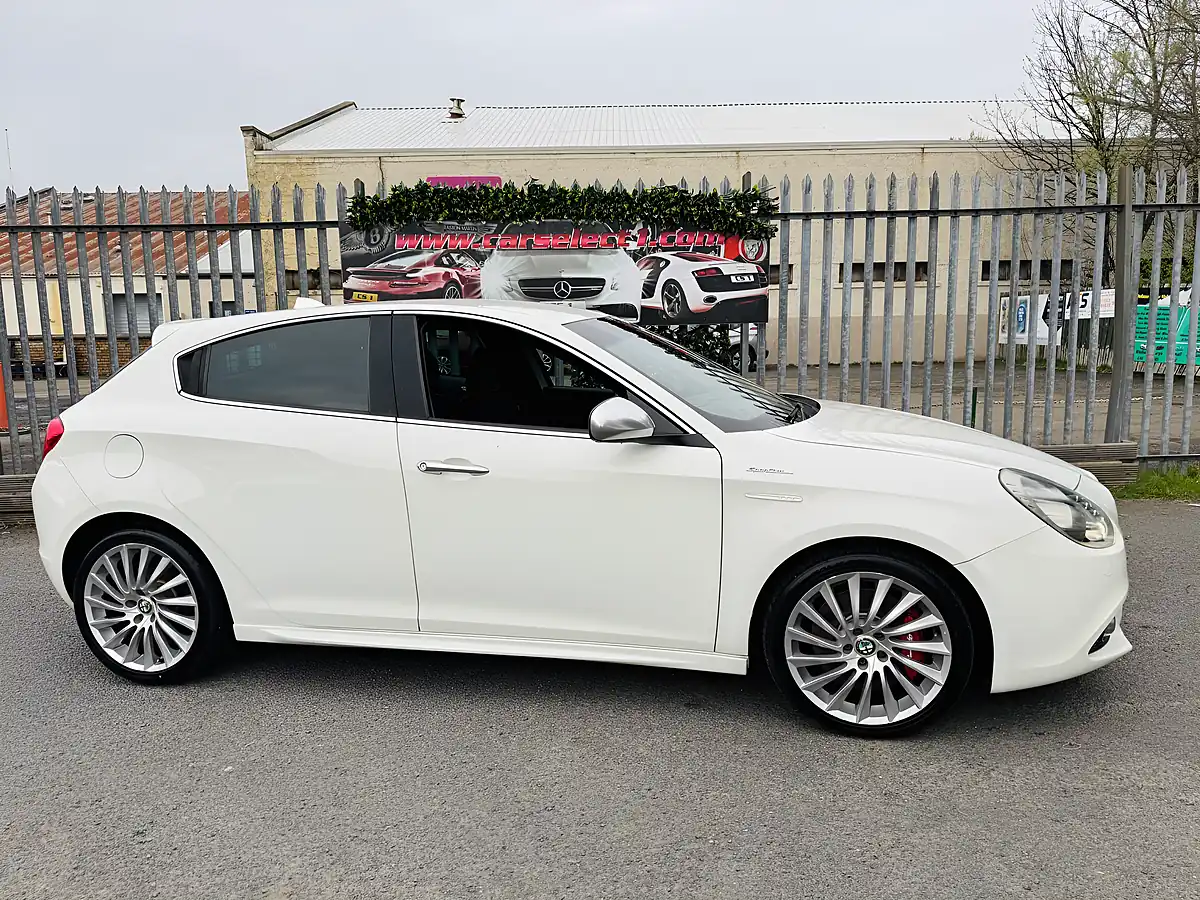 Used 2015 Alfa Romeo Giulietta Sportiva White - Interior and Exterior details 13