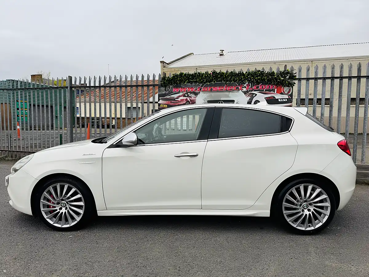 Used 2015 Alfa Romeo Giulietta Sportiva White - Interior and Exterior details 15