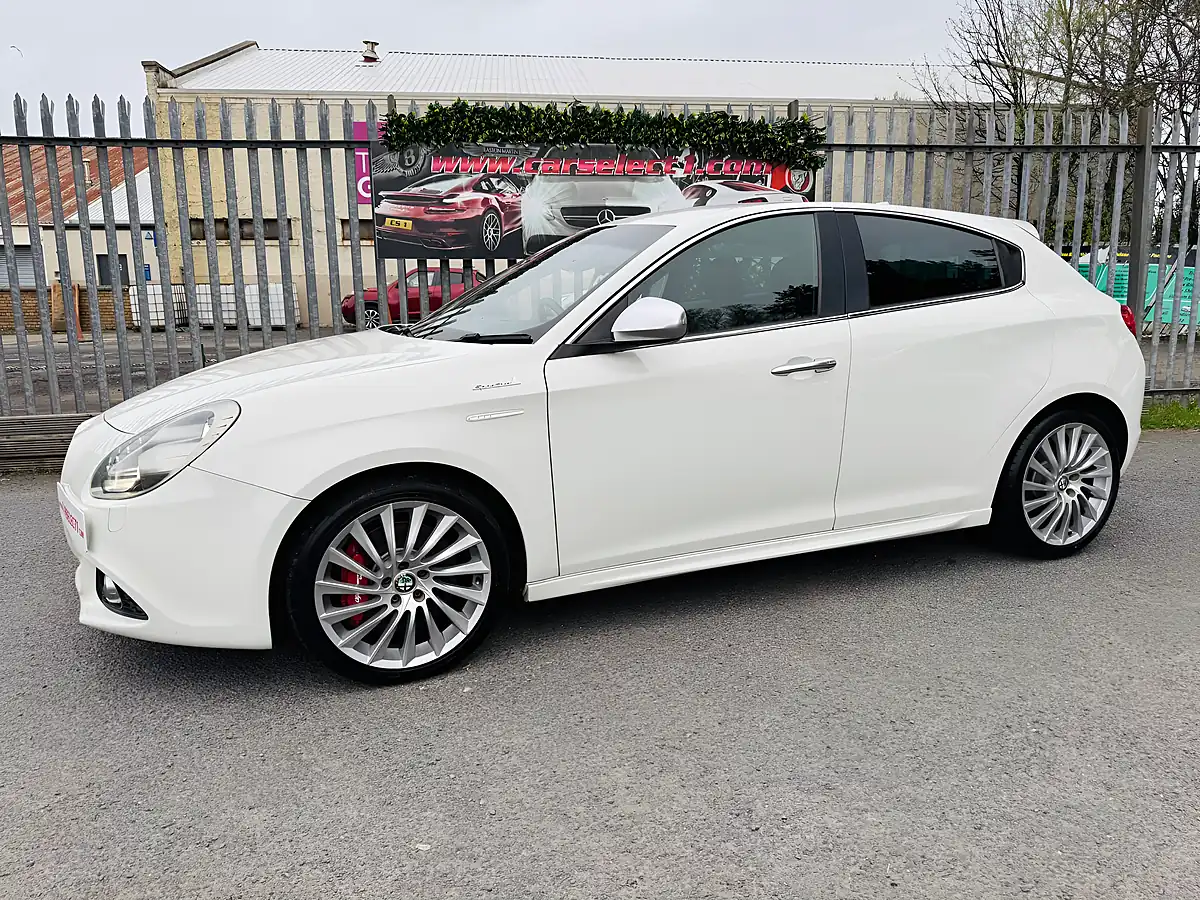 Used 2015 Alfa Romeo Giulietta Sportiva White - Interior and Exterior details 17