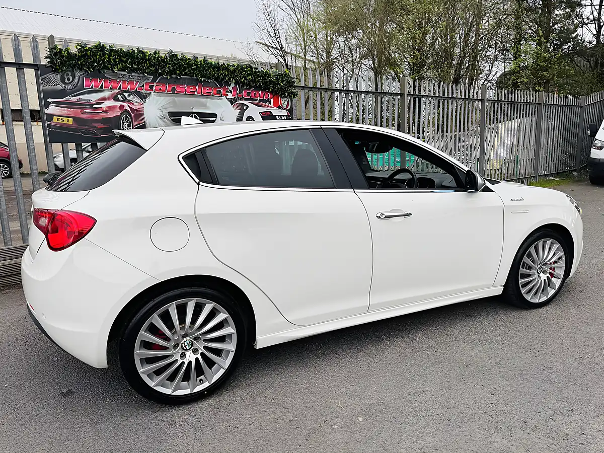 Used 2015 Alfa Romeo Giulietta Sportiva White - Interior and Exterior details 5