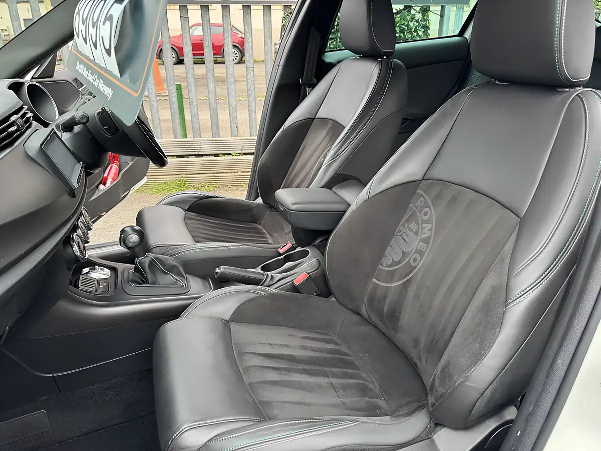 Used 2015 Alfa Romeo Giulietta Sportiva White - Interior and Exterior details 8
