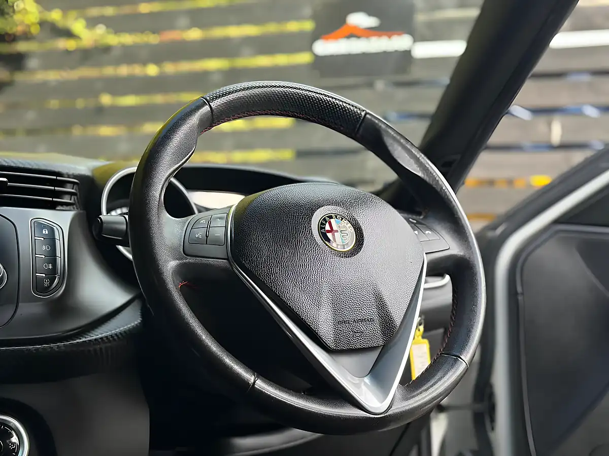 Used 2015 Alfa Romeo Giulietta Sprint White - Interior and Exterior details 14