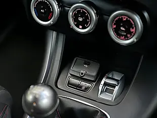 Used 2015 Alfa Romeo Giulietta Sprint White - Interior and Exterior details 18