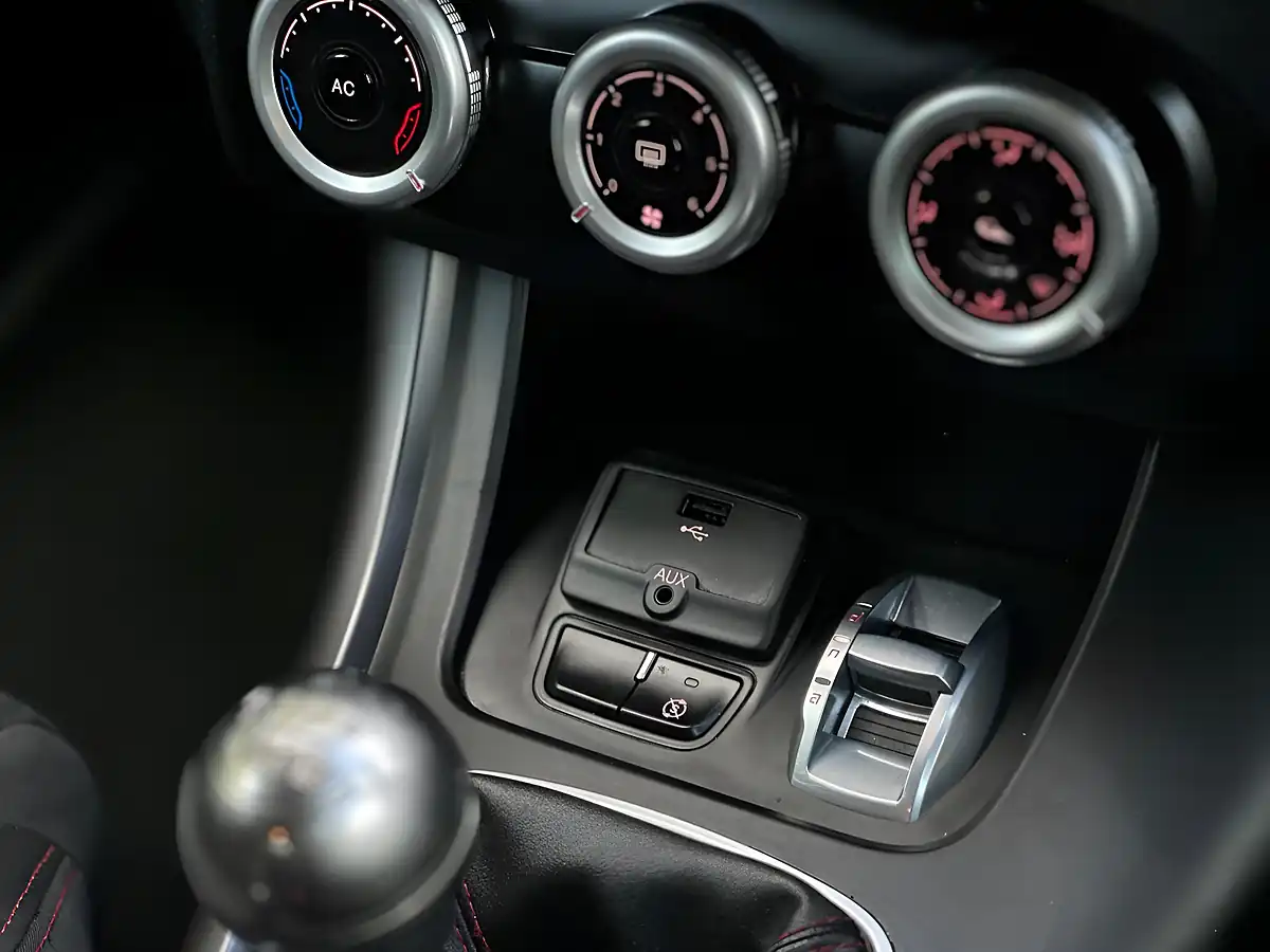 Used 2015 Alfa Romeo Giulietta Sprint White - Interior and Exterior details 18