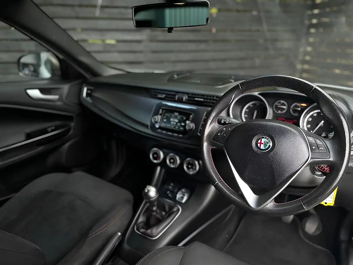Used 2015 Alfa Romeo Giulietta Sprint White - Interior and Exterior details 6