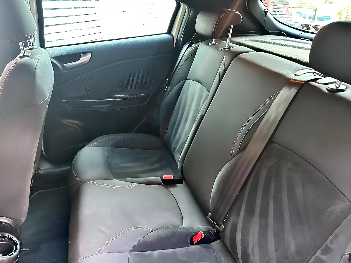 Used 2015 Alfa Romeo Giulietta Sprint White - Interior and Exterior details 9