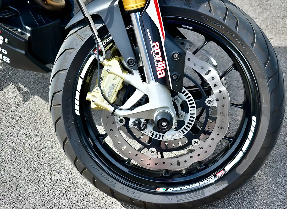 Used 2015 Aprilia Dorsoduro 750 Super Moto White - Interior and Exterior details 15