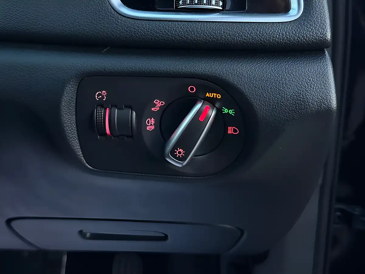 Used 2015 Audi Q3 Se Black - Interior and Exterior details 14
