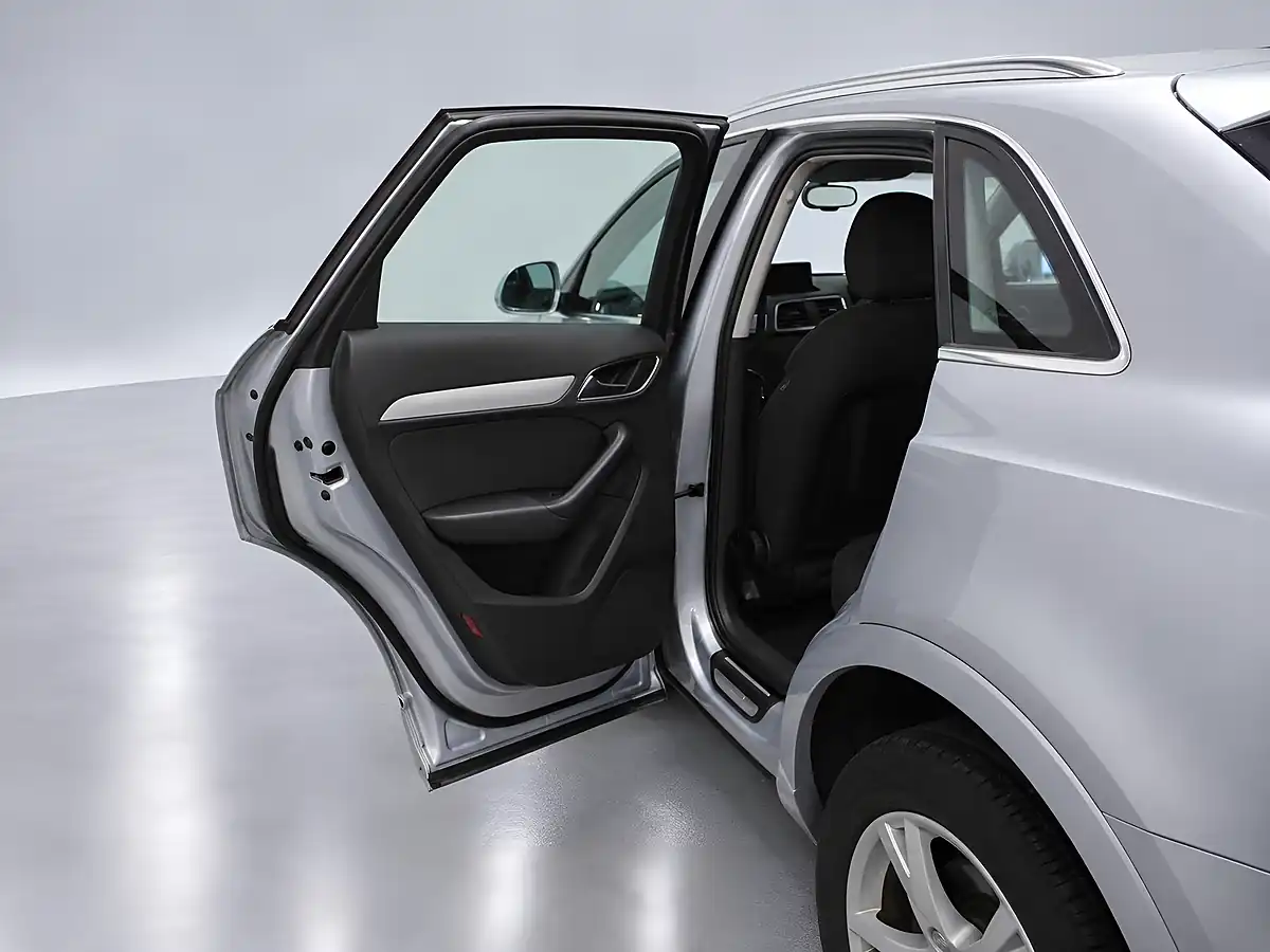 Used 2015 Audi Q3 Se Silver - Interior and Exterior details 13