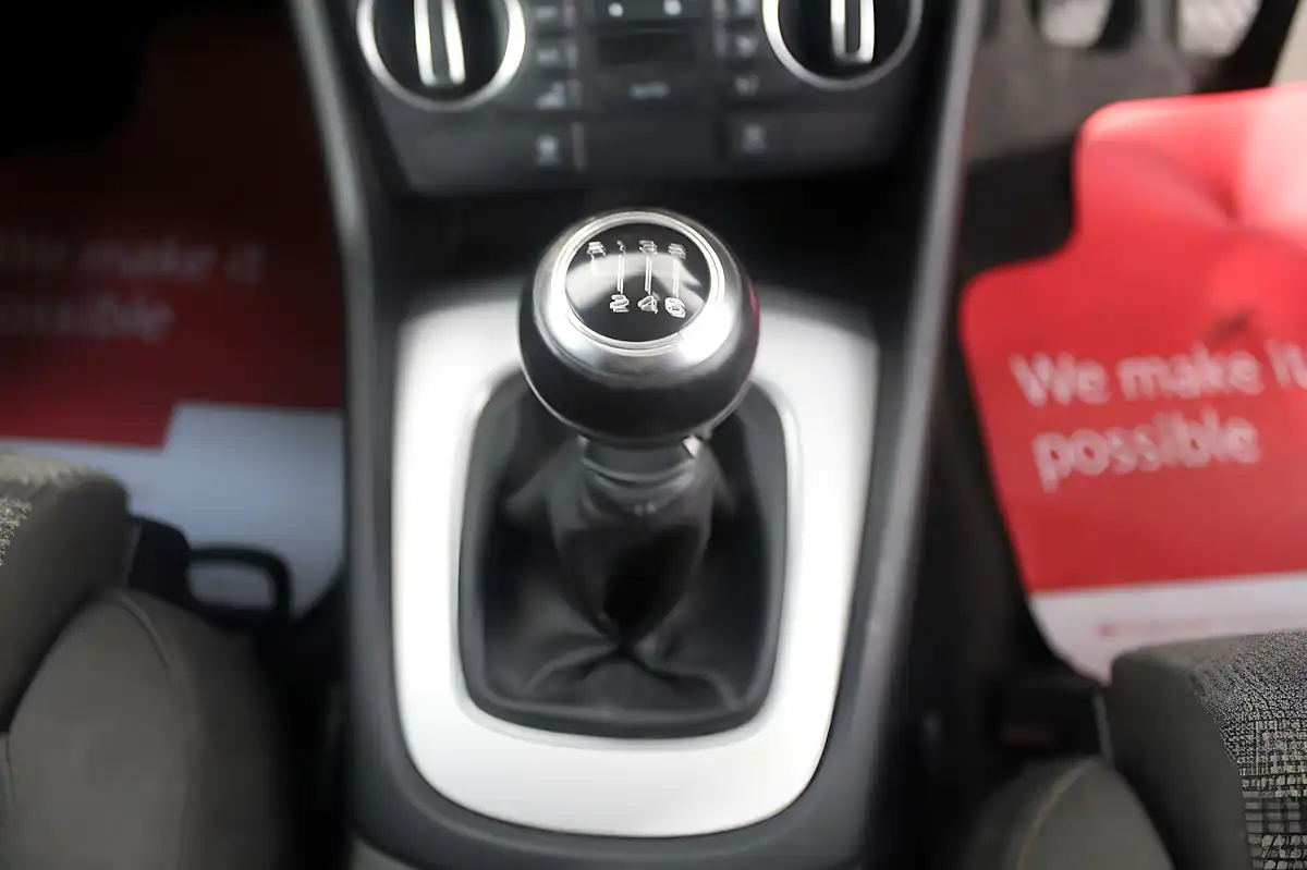 Used 2015 Audi Q3 Se Silver - Interior and Exterior details 15