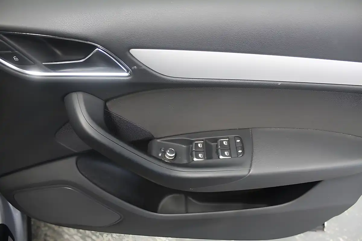 Used 2015 Audi Q3 Se Silver - Interior and Exterior details 17