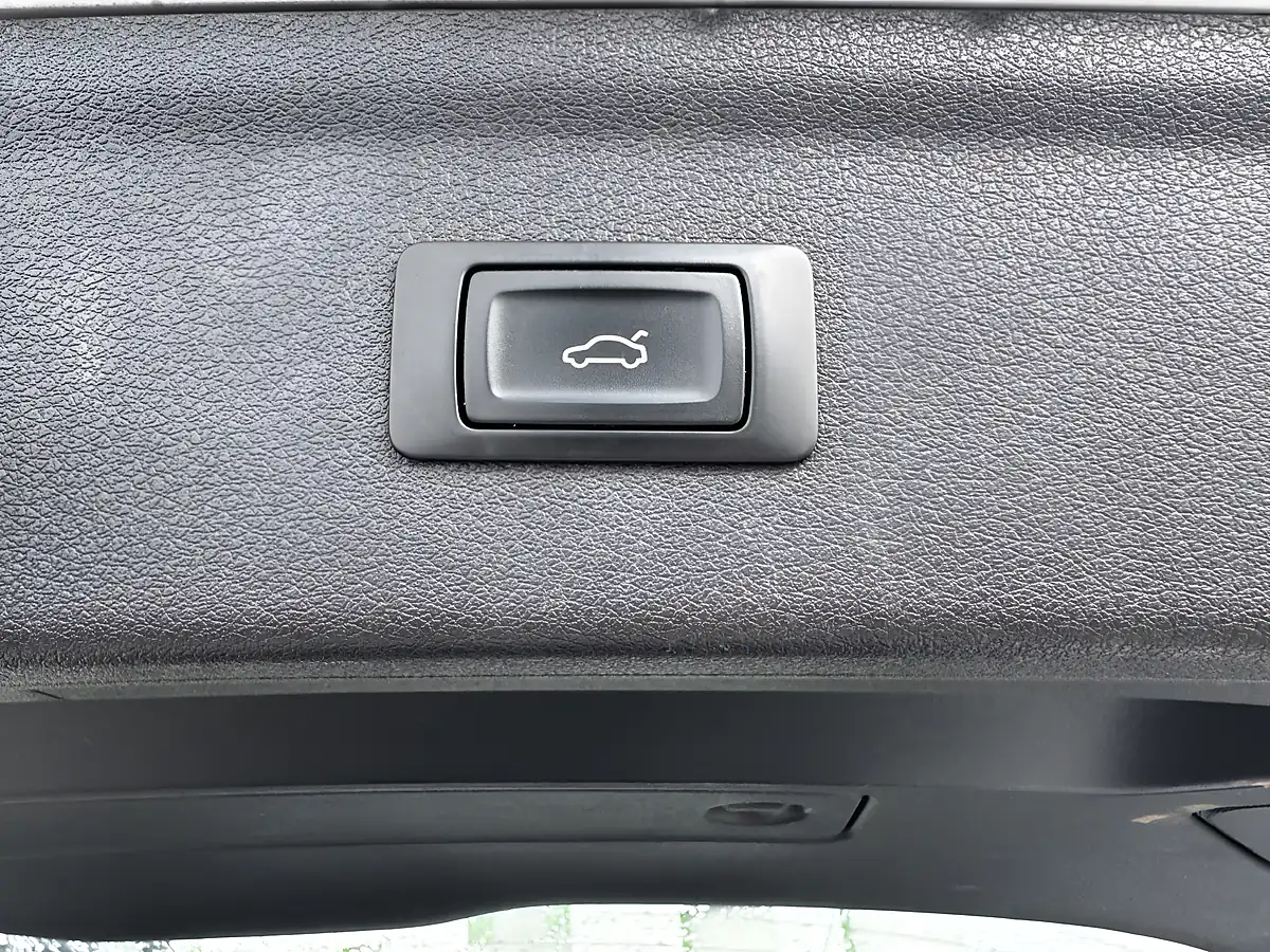 Used 2015 Audi Q3 Se White - Interior and Exterior details 12