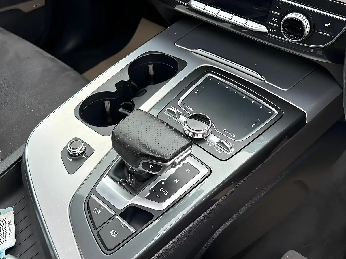 Used 2015 Audi Q7 S Line Blue - Interior and Exterior details 10