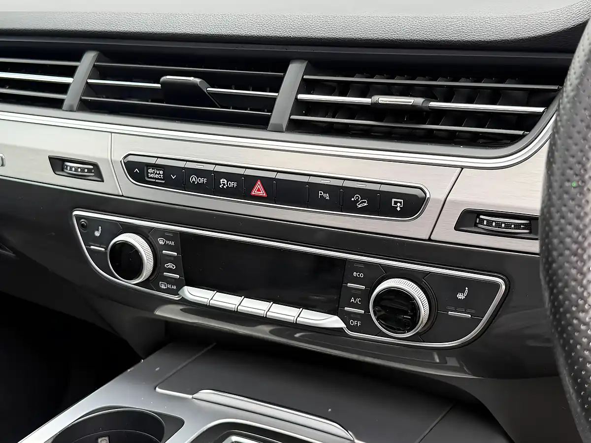 Used 2015 Audi Q7 S Line Blue - Interior and Exterior details 14