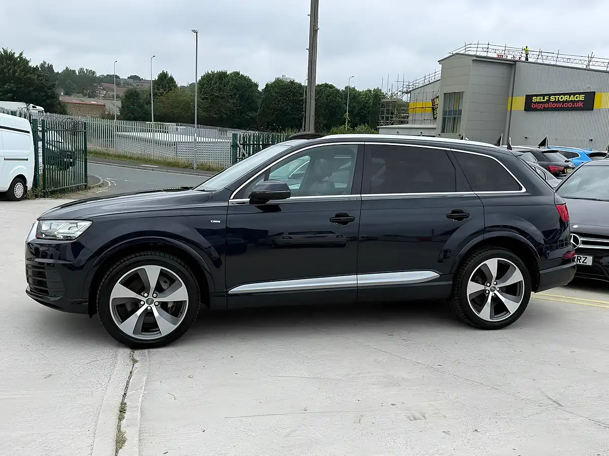 Used 2015 Audi Q7 S Line Blue - Interior and Exterior details 9