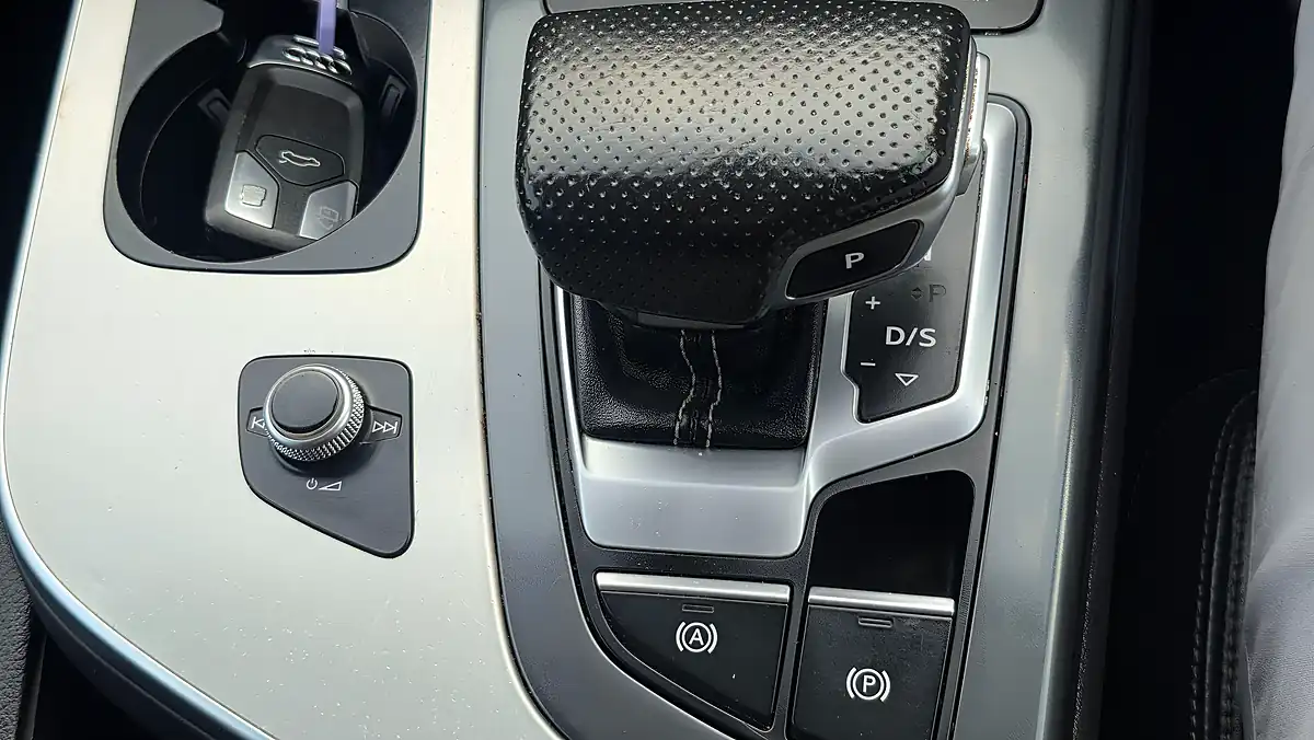 Used 2015 Audi Q7 S Line White - Interior and Exterior details 15