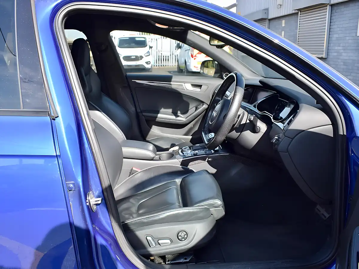 Used 2015 Audi RS4 Avant Blue - Interior and Exterior details 16