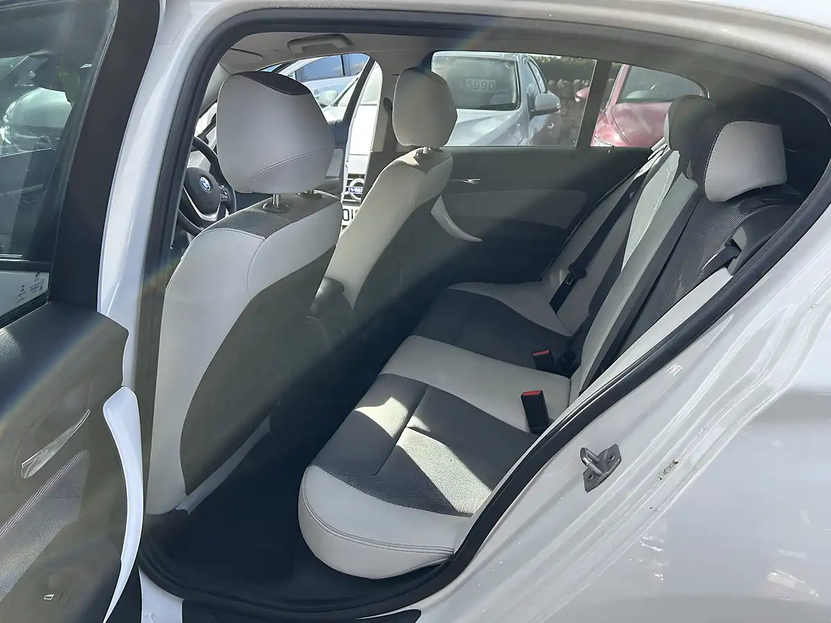 Used 2015 BMW 1 Series White - Interior and Exterior details 12