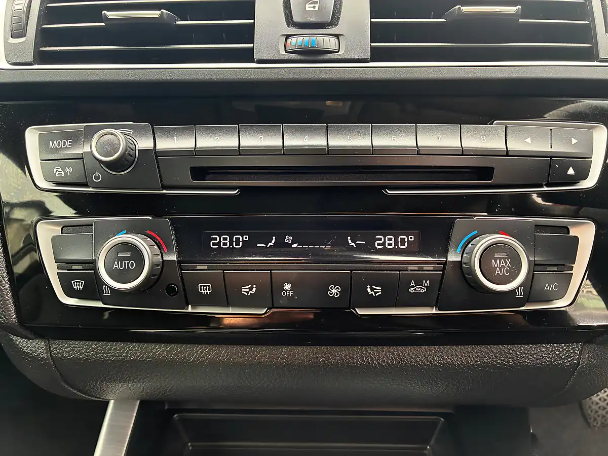 Used 2015 BMW 2 Series Sport Coupe Silver - Interior and Exterior details 12