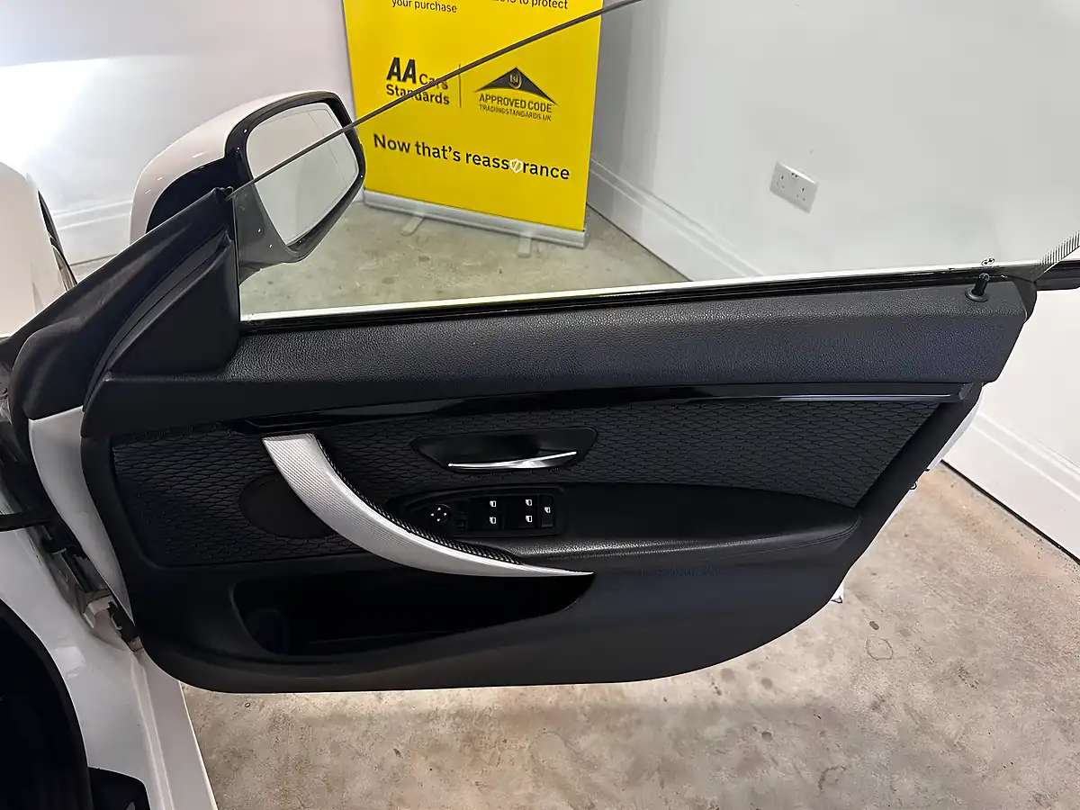 Used 2015 BMW 420i M Sport Alpine White - Interior and Exterior details 10