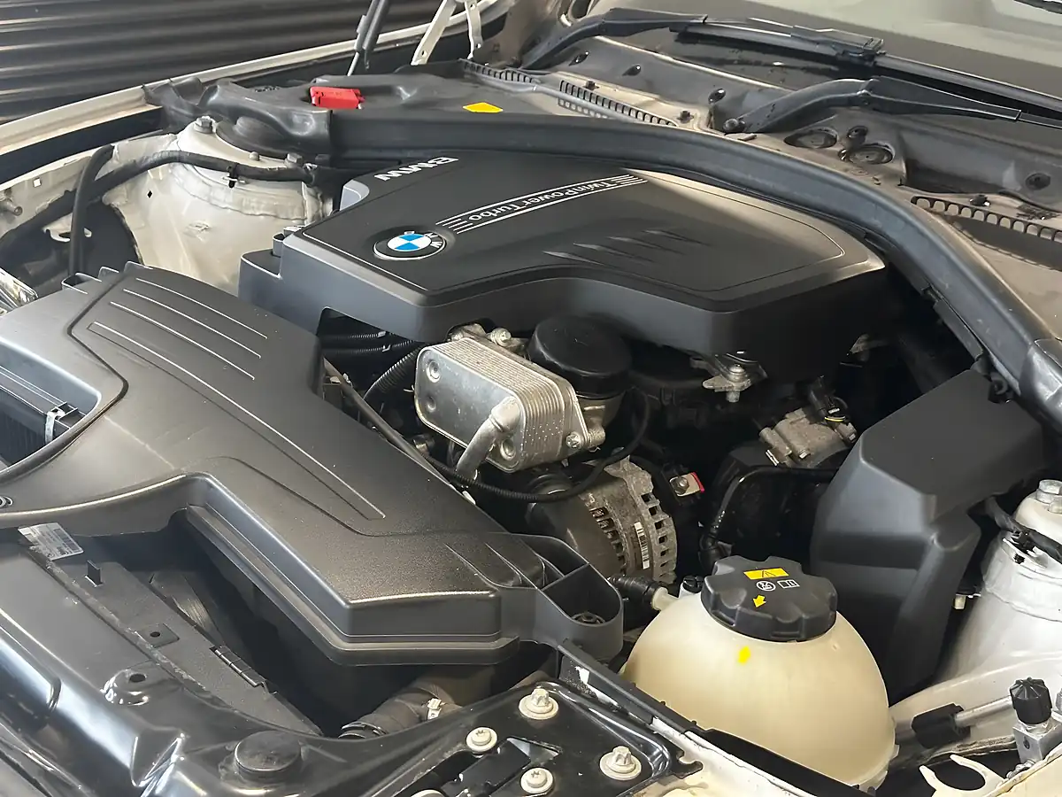 Used 2015 BMW 420i M Sport Alpine White - Interior and Exterior details 18