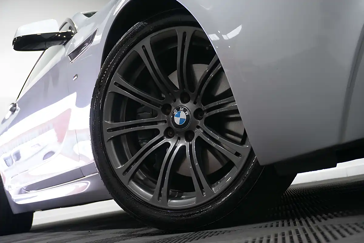 Used 2015 BMW 6 Series M Sport Glacier Silver - Interior and Exterior details 14