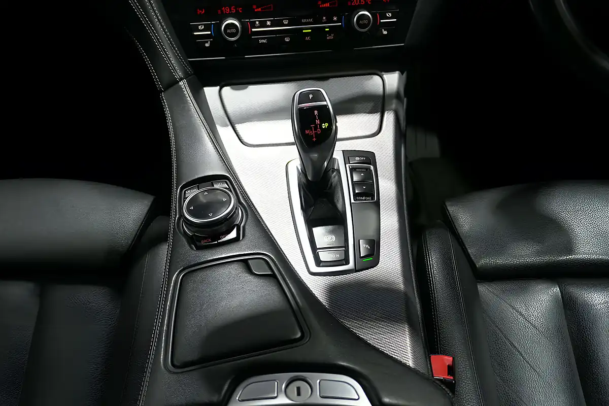 Used 2015 BMW 6 Series M Sport Glacier Silver - Interior and Exterior details 16