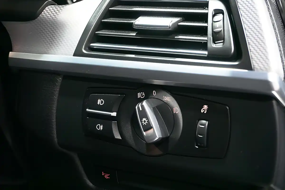 Used 2015 BMW 6 Series M Sport Glacier Silver - Interior and Exterior details 17