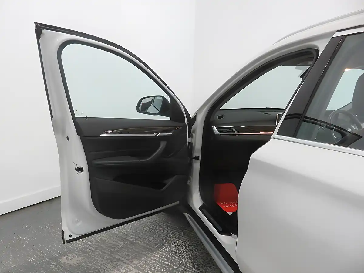 Used 2015 BMW X1 Xline White - Interior and Exterior details 12