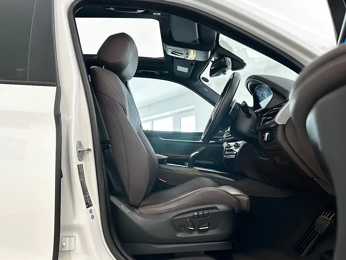 Used 2015 BMW X5 M Sport Alpine White - Interior and Exterior details 2