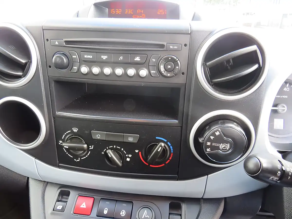 Used 2015 Citroen Berlingo Vtr Multispace White - Interior and Exterior details 13