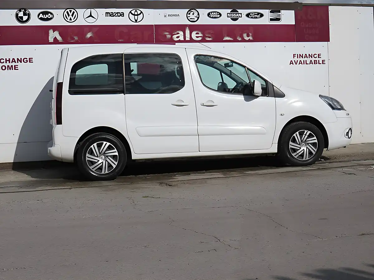 Used 2015 Citroen Berlingo Vtr Multispace White - Interior and Exterior details 17