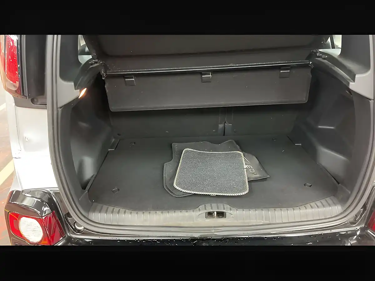 Used 2015 Citroen C3 Picasso Selection Silver - Interior and Exterior details 15