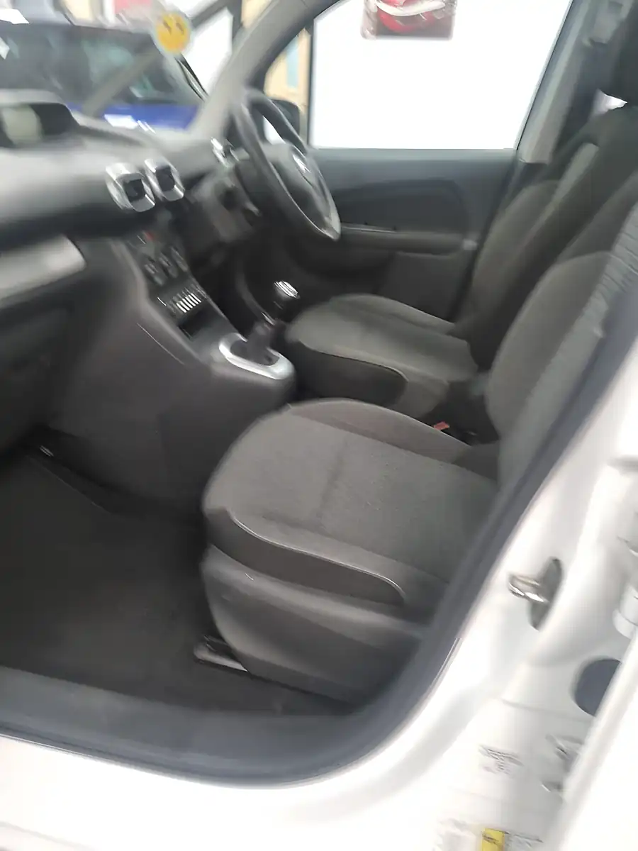 Used 2015 Citroen C3 Picasso Selection White - Interior and Exterior details 11