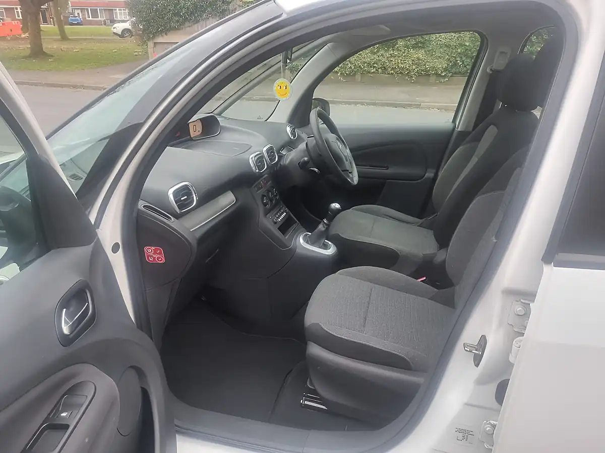 Used 2015 Citroen C3 Picasso Selection White - Interior and Exterior details 7