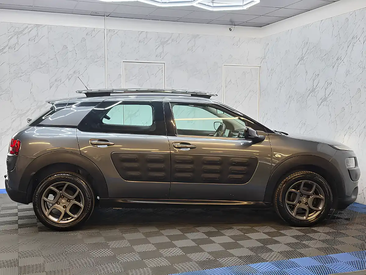 Used 2015 Citroen C4 Cactus Feel Grey - Interior and Exterior details 8