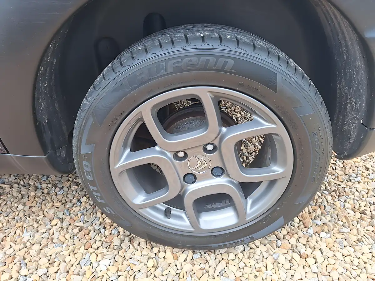Used 2015 Citroen C4 Cactus Feel Purple - Interior and Exterior details 12