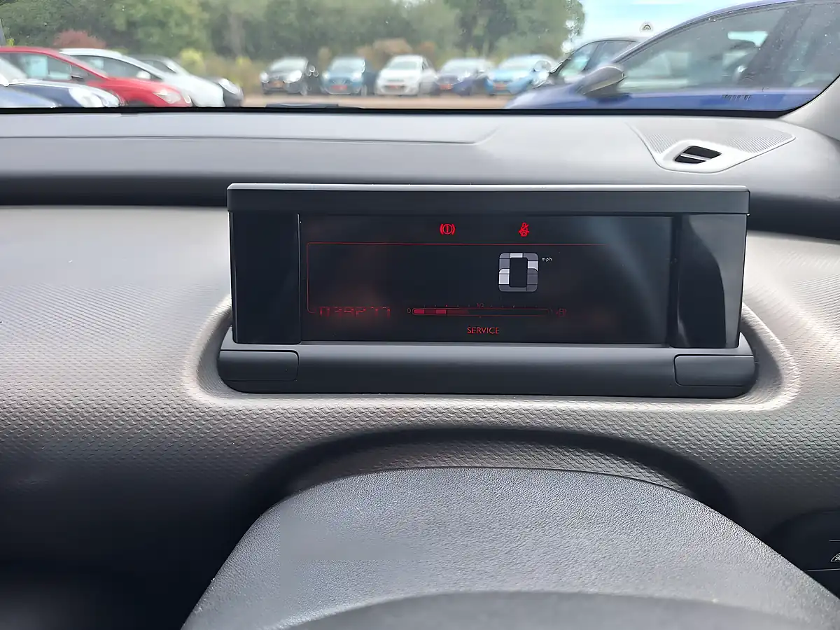 Used 2015 Citroen C4 Cactus Feel Purple - Interior and Exterior details 16