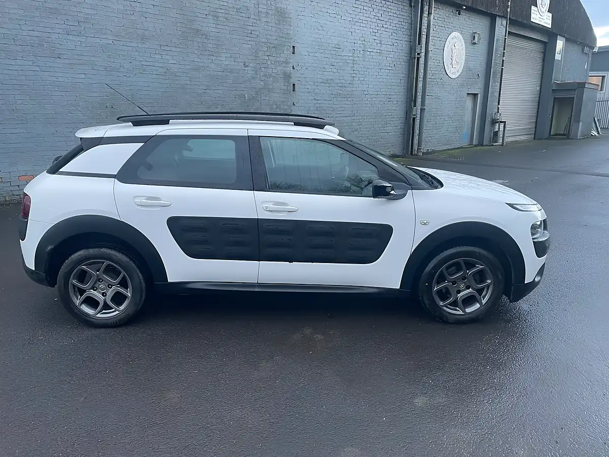 Used 2015 Citroen C4 Cactus Feel White - Interior and Exterior details 4