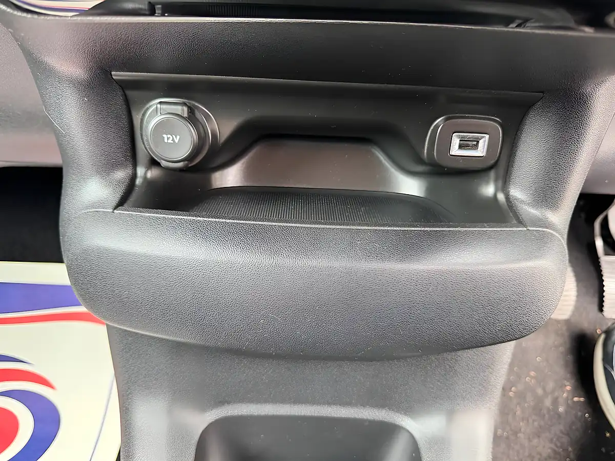 Used 2015 Citroen C4 Cactus Feel White - Interior and Exterior details 8