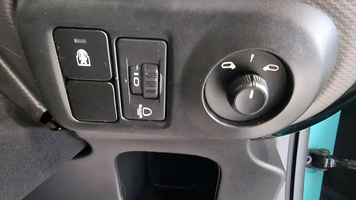 Used 2015 Citroen C4 Cactus Flair Blue - Interior and Exterior details 11
