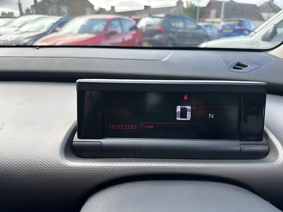 Used 2015 Citroen C4 Cactus Flair Red - Interior and Exterior details 20